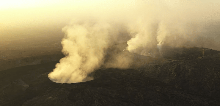 Дымящиеся кратеры и облака пепла после извержения древнего вулкана Хайли-Губби, снятые с воздуха