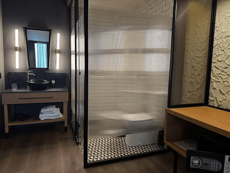 Стеклянные перегородки вокруг туалета в гостиничном номере