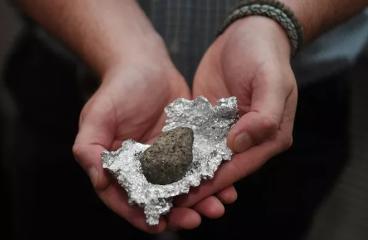 Метеорит, камінь, уламок, знахідка, фото, Велика Британія, Ден Чарлтон, професор Саймон Келлі