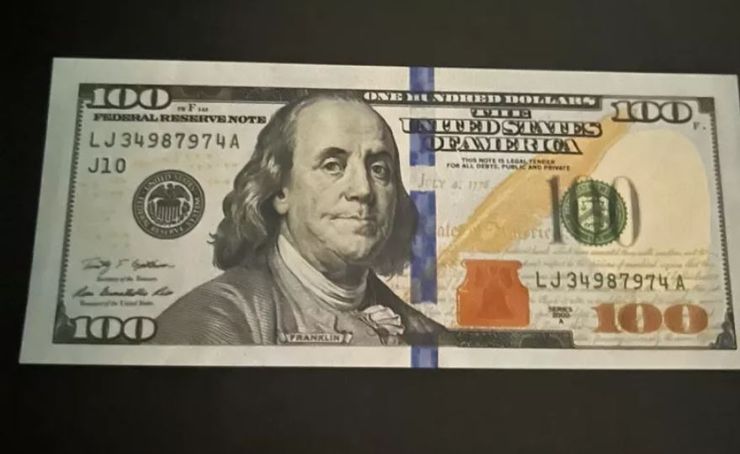 Служба доставки, клиент оставил водителю 100 долларов чаевых, потом оказалось, что это фальшивая купюра