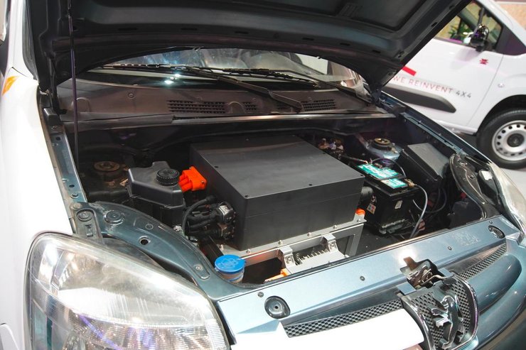 Под капотом установлен 51-сильный электромотор