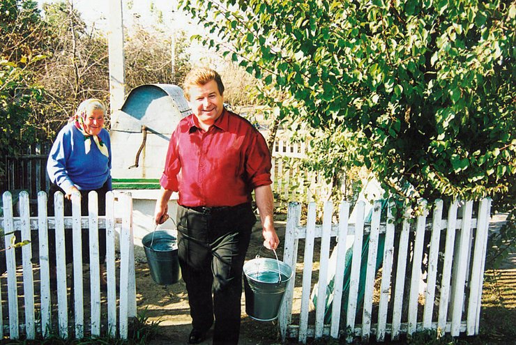 Михаил Поплавский с мамой Меланьей Григорьевной Поплавской.