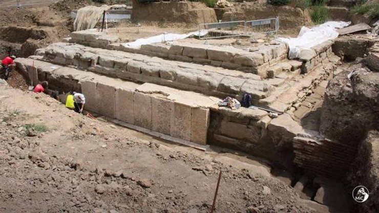 Храм Капітолій, римська архітектура, археологічне відкриття, Італія, античні храми, історичне значення, Римська імперія, культова споруда, божества Тріади, історія, археологія