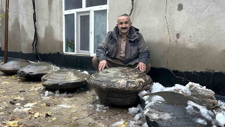 Найдено шесть круглых камней