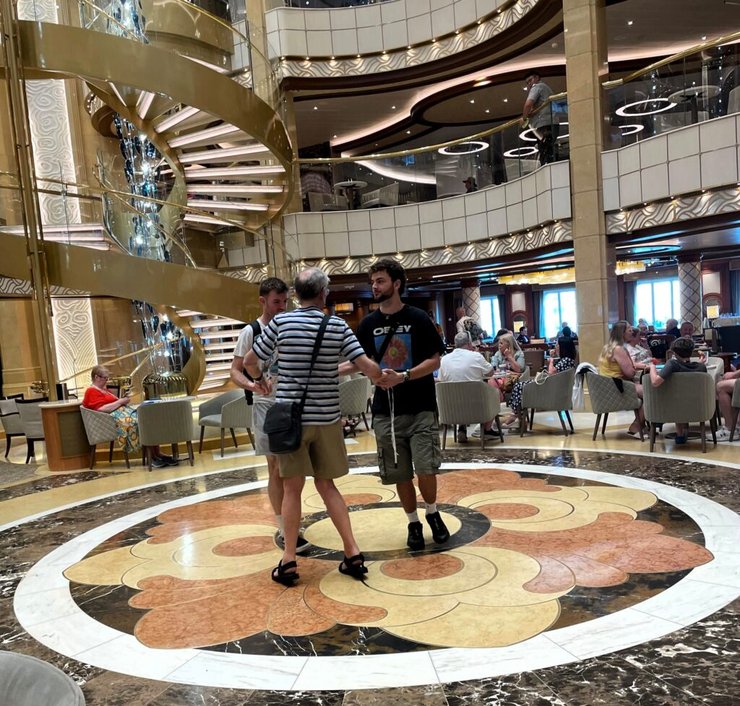 Круїзний лайнер, Sky Princess, затопило круїзний лайнер, круїзний лайнер вночі, TikTok, корабель мрії, подорож Європою, прорив труби,