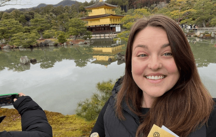 Стюардеса подорожує Японією під час тривалого відрядження