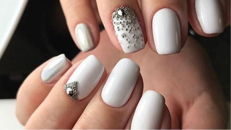 Зимний маникюр с белым лаком 2020/21 фото