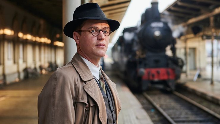 Джонні Флінн у ролі молодого Ніколаса Вінтона