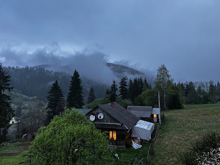 Садиба Світла, вид з вікна у Ворохті