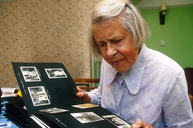 Бабушка-шпионка, шпионка, Агент Хола, КГБ, ядерное оружние, государственные секреты, война, коммунизм,