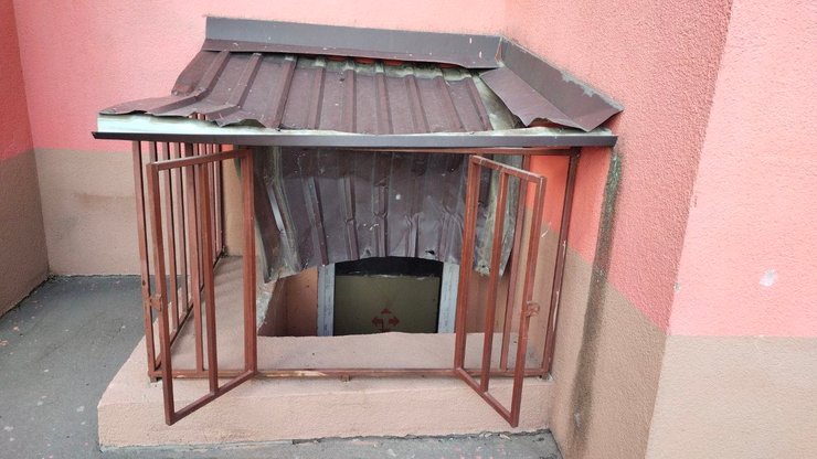 Козирок, на який впала жінка