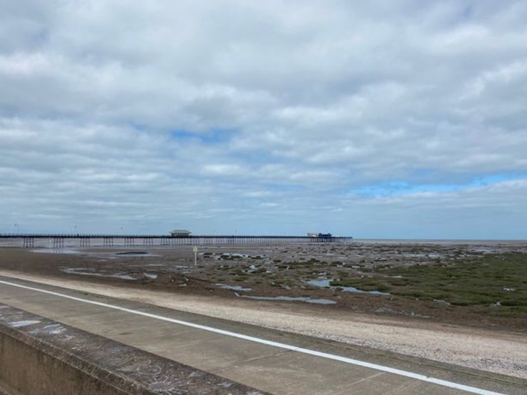 Закритий пірс, пірс, причал, туристи, пляж, море, гроші, занедбаний причал, бізнес, пандемія,