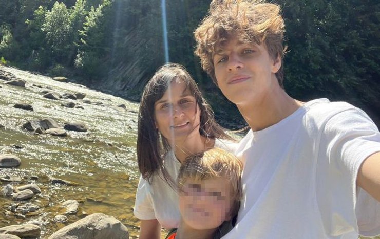 Максим із мамою та братом