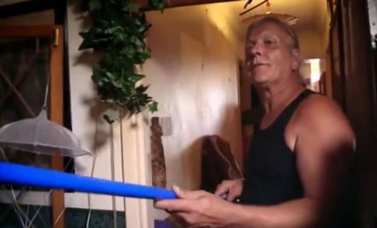 Мужчина не убирал 10 лет и накопил тонны мусора