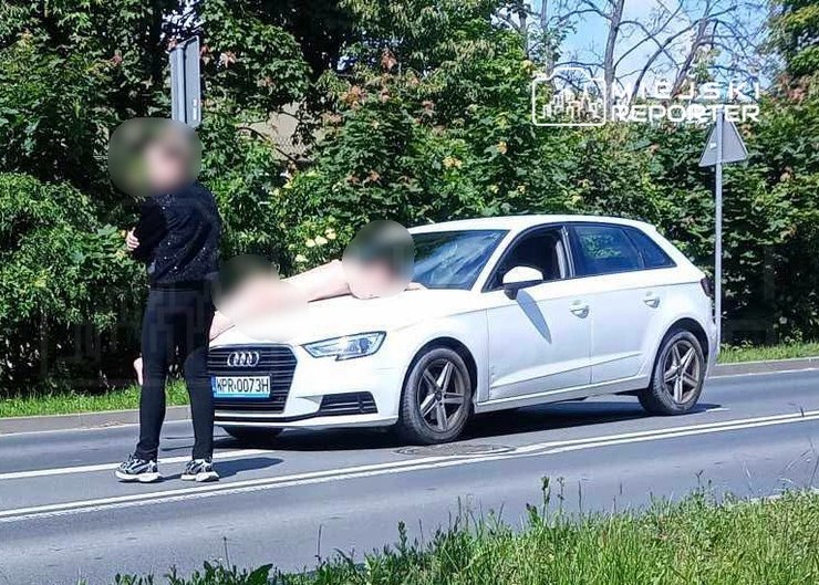 Голый украинец бросился на машину Audi в Польше