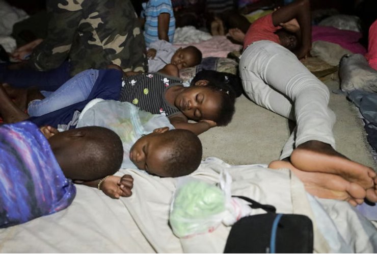 Люди сплять у школі, перетвореній на укриття в Гаїті