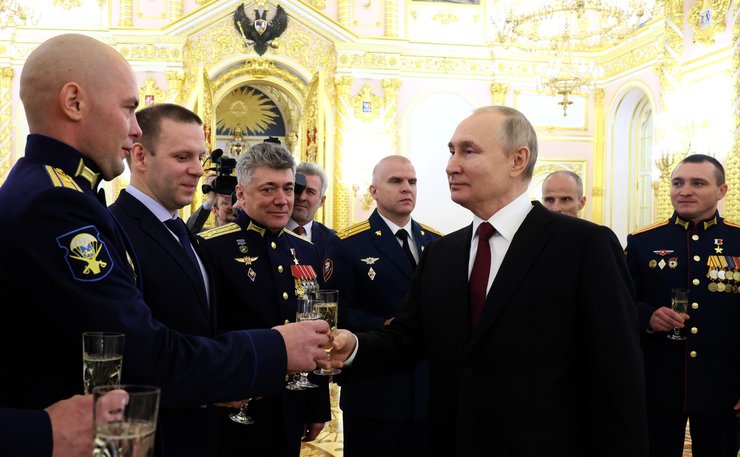 путин, кремль, военные, шампанское