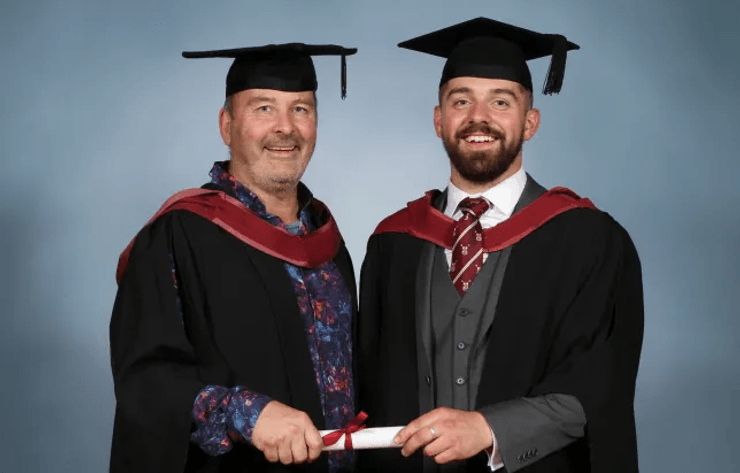 Чоловік потрапив на випускний через 41 рік, випускний через 41 рік, батько і син на одному випускному, батько і син, випускний в університеті