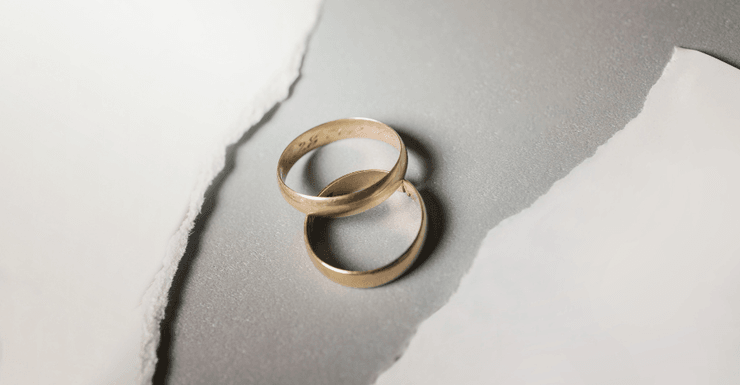 Обручки, що символізують два шлюби, стали причиною кримінальної справи