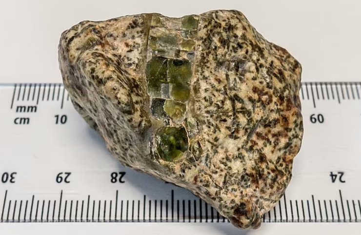 метеорит EC 002