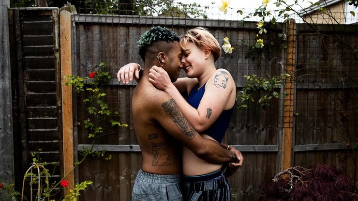 хлопець, дівчина, обійми, двір, фото