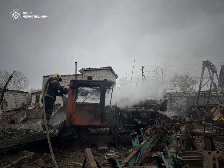 Рятувальники ліквідовують наслідки атаки