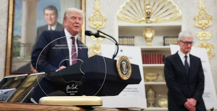 Подарок Тима Кука Дональду Трампу на золотой подставке