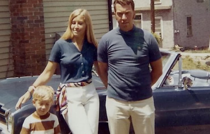 родина біля машини, Dodge Dart, Dodge Dart 1968, Dodge Dart GTS, кабріолет Dodge