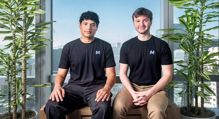 Два співзасновники стартапу Mercor сидять в офісі у футболках із логотипом компанії