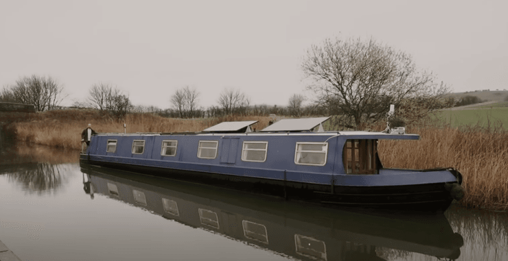 Супруги живут на лодке, необычный дом, уникальный дом, дом на воде, уникальное жилье, фюзеляжная лодка, живут на корабле