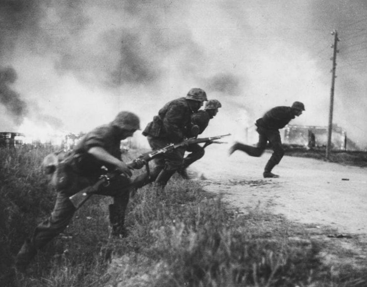 сс рейх, сс райх, сс дас райх, вторая мировая война, нацисты, немцы, бегут, дивизия сс, 1941 год, немцы сожгли деревню