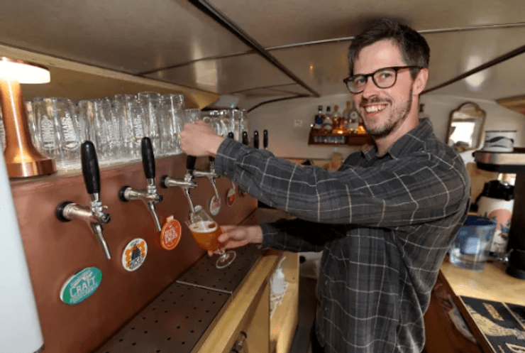 Джеймс показує робоче місце в своєму пабі