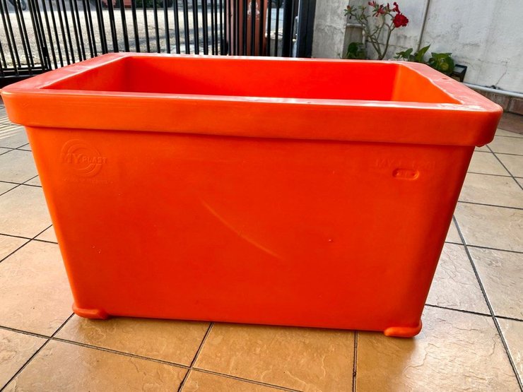 Оранжевый ящик для льда