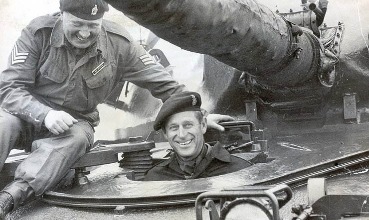 Март 1969 года. Герцог Эдинбургский управляет танком Chieftain  (основной боевой танк Великобритании в 60–70 годах) во время посещения Королевского гусарского полка в Дорсете