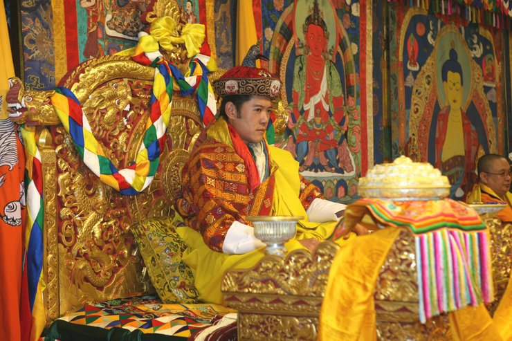 Корону Джигме Кхесара Намгьяла Вангчука украшает ворон