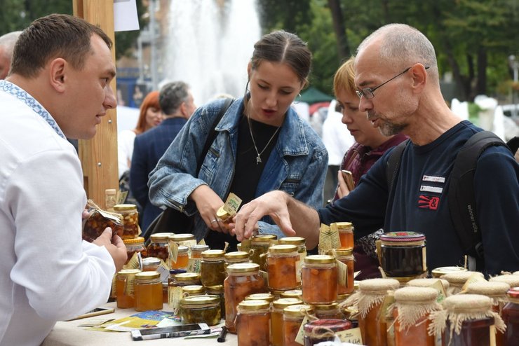 Летом 2025 года украинский рынок меда переживает значительные изменения, приводящие к ощутимому росту цен