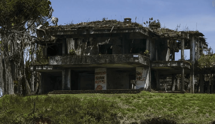 Заброшенный особняк Пабло Эскобара, наркобарон, наркоторговец, поместье, La Manuela, убийство Эскобара, играют в пейнтбол