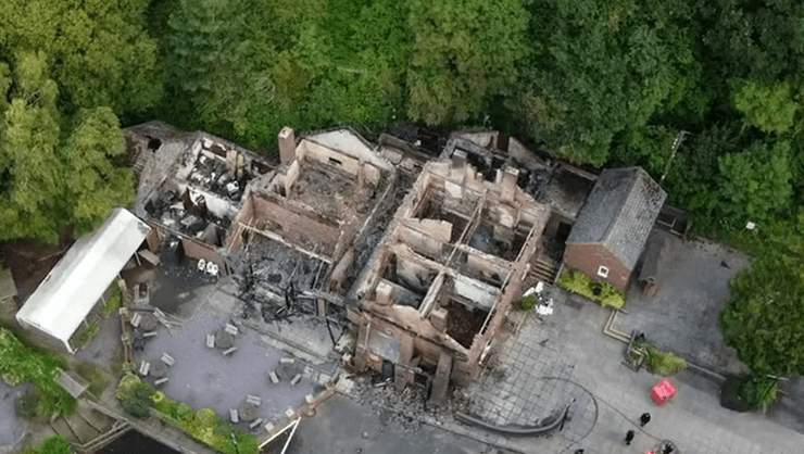 Сильна пожежа, паб "Кривий дім", вогонь, будівля знищена пожежею, знесли будівлю