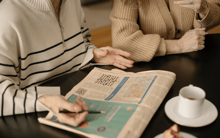 Кросворд, одержимість кросвордами, дружина розгадує кросворди, головоломки, забула про чоловіка і дітей, проблеми в сім'ї, кросворд у газеті