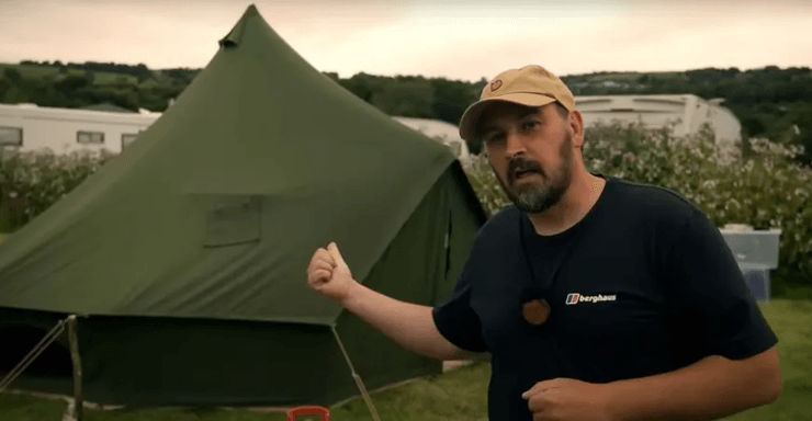 Супруги живут в палатке, супруги потеряли дом, возвращение из отпуска, арендная плата, семья без дома, жизнь в кемпинге