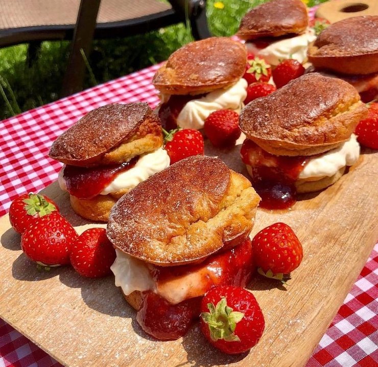 Традиционные английские сконы - неотъемлимая часть королевских чаепитий