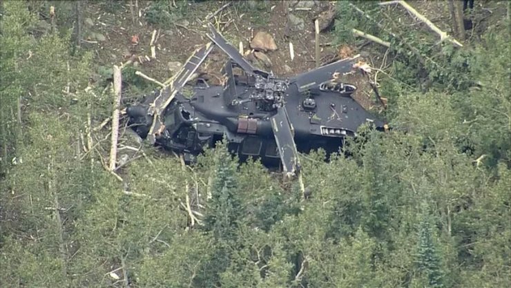 авария вертолета Black Hawk в США разбившийся вертолет Black Hawk в результате авиакатастрофы в Колорадо 25 августа