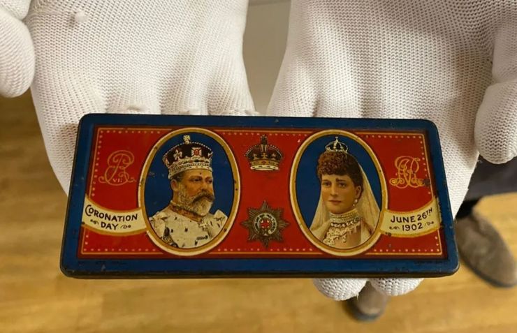 Мужчина нашел в своем доме одну из самых старых в мире плиток шоколада, изделию 122 года, сколько денег стоит этот шоколад