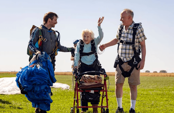 Пенсіонерка, 104 роки, 104-річна парашутистка, стрибки з парашутом, неофіційний рекорд, рекорд, світовий рекорд