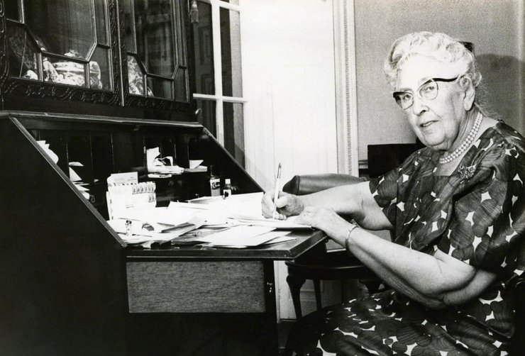 Агата Кристи за писменным столом. Фото: BBC