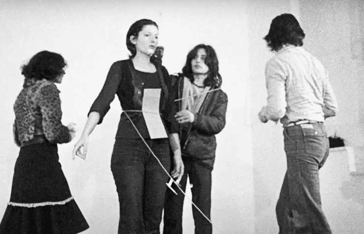 Художниця, Марина Абрамович, хотіла померти, незвичайна виставка, люди робили все що хотіли, Rhythm 0, мовчки стояла, приставили пістолет до голови