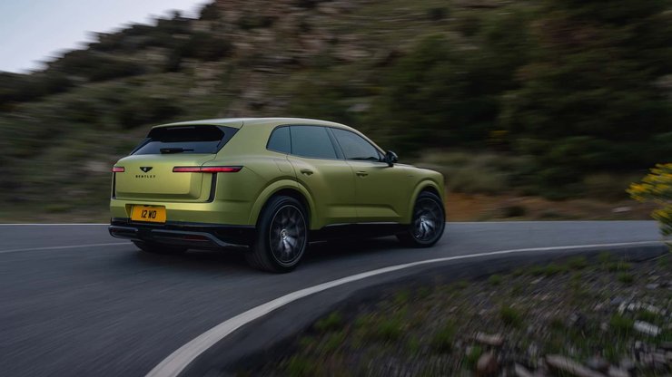 Bentley Torcal на дороге Автомобиль Bentley Torcal