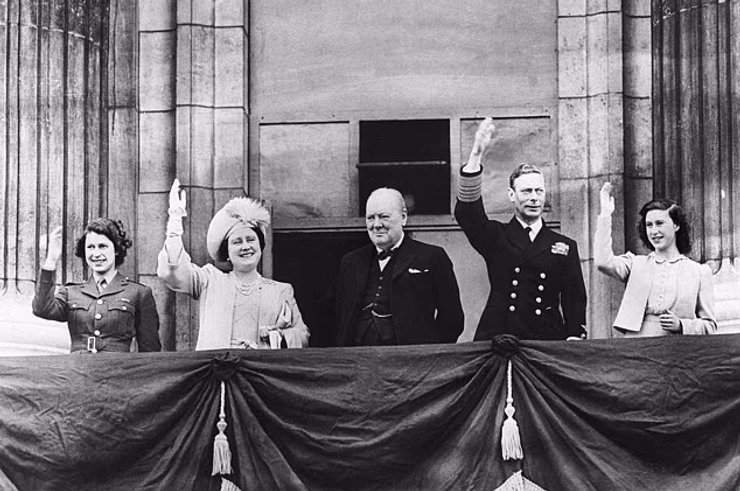 Принцеса Єлизавета, королева-мати, Вінстон Черчилль, король Георг VI і принцеса Маргарет на балконі Букінгемського палацу в День Перемоги 1945 року