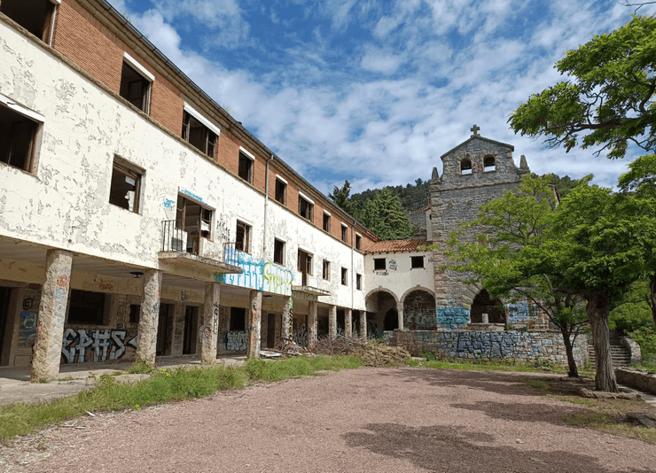 Американец купил заброшенную деревню в Испании