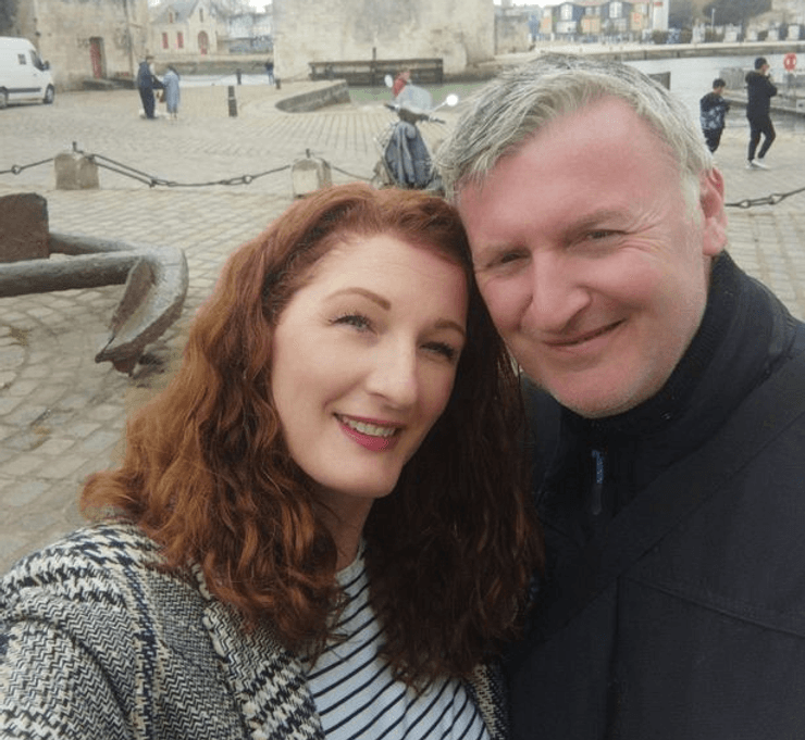 Семейная пара, муж и жена, переехали в другой город, купили деревню, пара купила деревню,